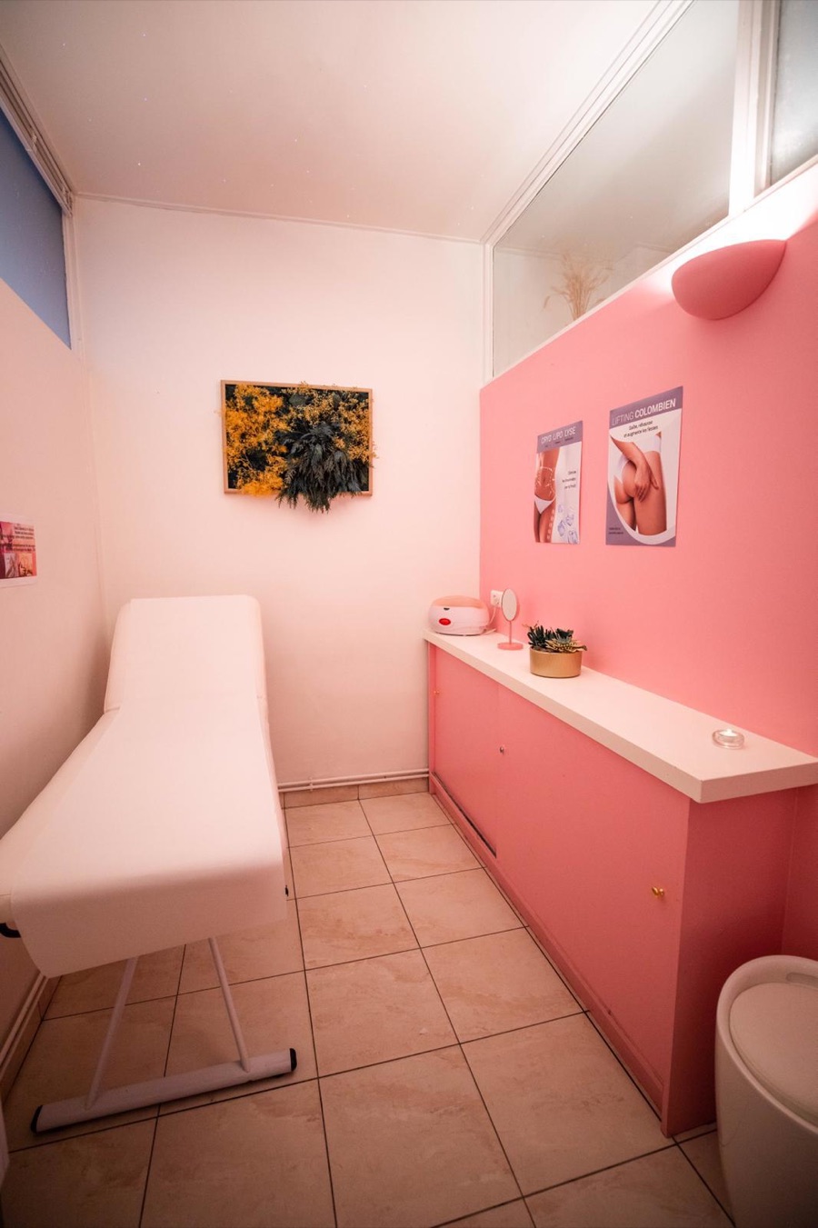 La cabine d'épilation, avec sa table de soin et son lavabo