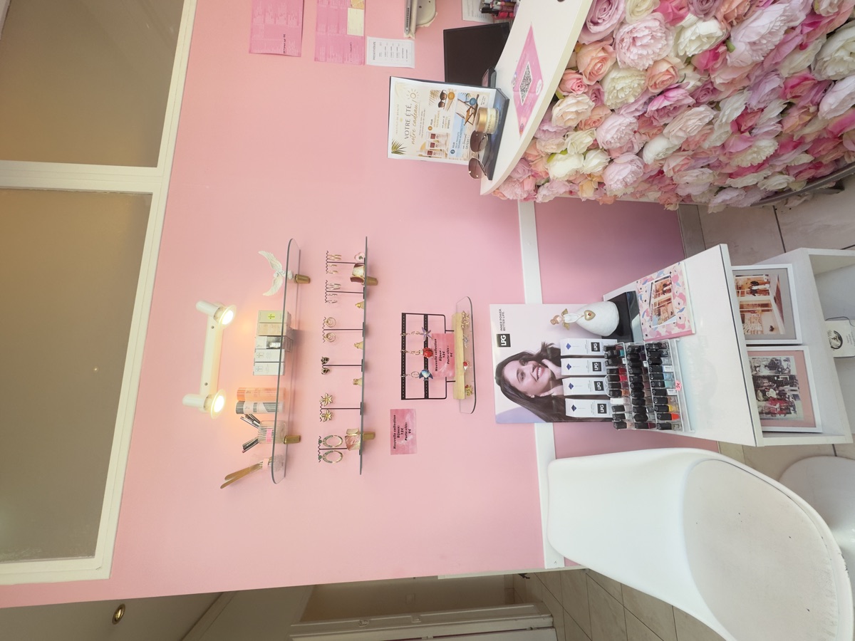 Le présentoir de vernis et d'accessoires Peggy Sage